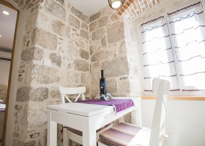 Sir George Luxury * Split