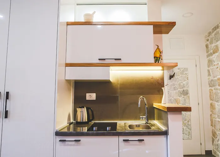 Sir George Luxury * Split