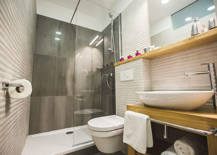 Sir George Luxury * Split