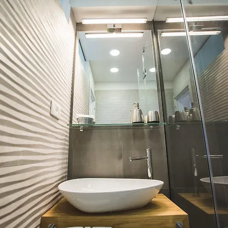 Sir George Luxury * Split